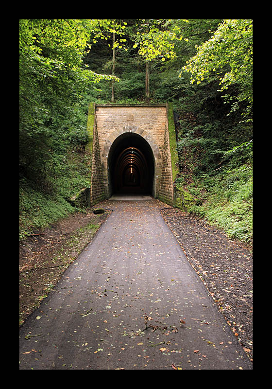 Durch den Eisenbahntunnel von 1903 (Müllerthal-Trail, Luxemburg - Canon EOS 7D)